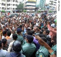 Bangladesh Nationalist Party activists gather before central office in Dhaka, Bangladesh, 10 Sep 2007