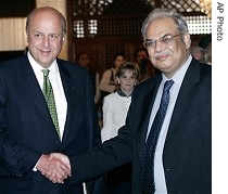 U.S. Deputy Secretary of State John Negroponte, left, with his Pakistani counterpart Riaz Mohammed Khan, Islamabad, 12 Sep 2007<br />