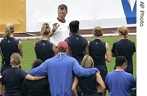 Coach Greg Ryan, center, talks to US players at start of practice, 13 Sep 2007
