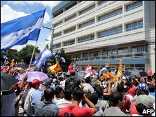Supporters of ousted Honduras President Manuel Zelaya outside the UN buildings in Tegucigalpa (21 September 2009)