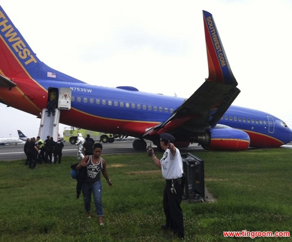 Plane's front gear collapses in LaGuardia landing