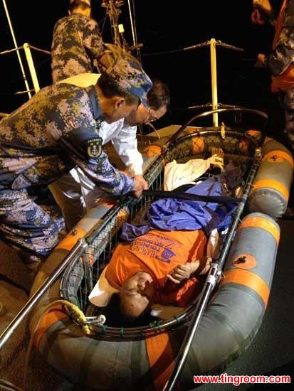 A wounded man receives medical examination on China's navy hospital ship Peace Ark at Leyte Gulf in Philippines, on Nov. 24, 2013. China's navy hospital ship Peace Ark, the first 10,000-ton- class hospital ship in the world, arrived here on Sunday and began treating patients who were injured by the Typhoon Haiyan. (Xinhua/Wu Dengfeng)