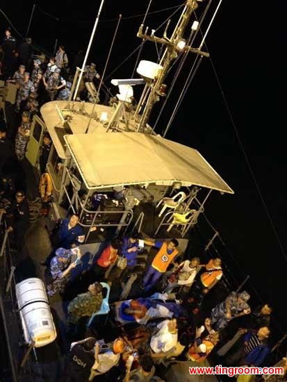 A wounded man receives medical examination on China's navy hospital ship Peace Ark at Leyte Gulf in Philippines, on Nov. 24, 2013. China's navy hospital ship Peace Ark, the first 10,000-ton- class hospital ship in the world, arrived here on Sunday and began treating patients who were injured by the Typhoon Haiyan. (Xinhua/Wu Dengfeng)