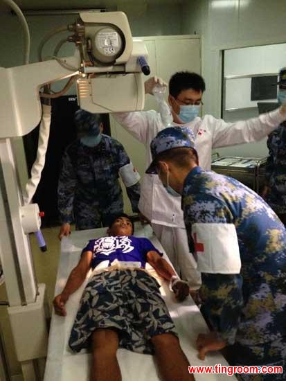 A wounded man receives medical examination on China's navy hospital ship Peace Ark at Leyte Gulf in Philippines, on Nov. 24, 2013. China's navy hospital ship Peace Ark, the first 10,000-ton- class hospital ship in the world, arrived here on Sunday and began treating patients who were injured by the Typhoon Haiyan. (Xinhua/Wu Dengfeng)