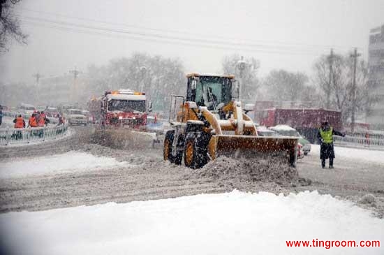 Snow on the road are cleared away by snow removers in Mudanjiang City, northeast China's Heilongjiang Province, Nov. 25, 2013. As of noon on Monday, ten highways in Heilongjiang were closed, eight flights were canceled, and four airports had been closed. Heavy snowstorms will hit northeast China on Monday and Tuesday, while a cold front sweeps central and eastern China over the next three days, the National Meteorological Center (NMC) said on Monday. (Xinhua/Zhang Chunxiang)