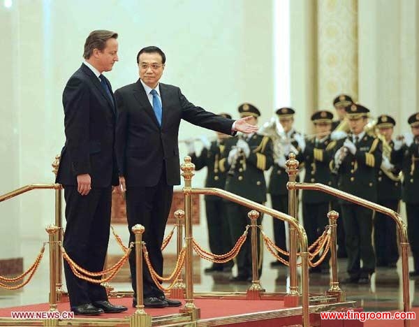 Chinese Premier Li Keqiang (R, front) holds a welcoming ceremony for the visiting British Prime Minister David Cameron in Beijing, capital of China, Dec. 2, 2013.(Xinhua/Li Tao)
