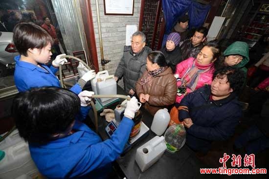 People have already been standing in line for two hours to buy vinegar in China's Shanxi<br>province.