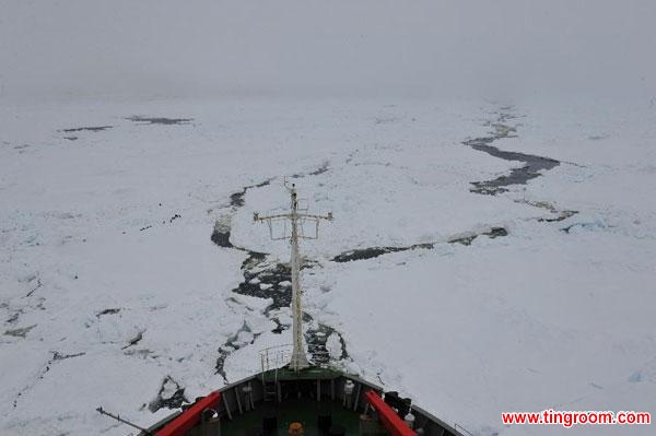 Chinese research vessel and icebreaker Xuelong sails through heavy ice in Antarctica, Jan. 7, 2014. Trapped China icebreaker Xuelong made successful escape through heavy sea ice at 18:30 Beijing time on Tuesday. (Xinhua/Zhang Jiansong)