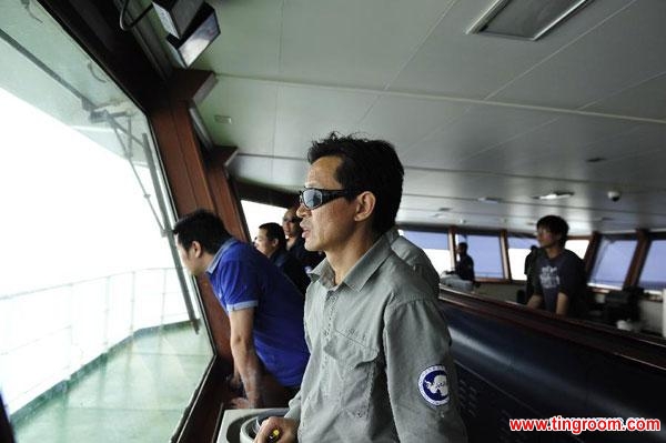 Captain Wang Jianzhong (front) commands Chinese research vessel and icebreaker Xuelong to break out from ice in Antarctica, Jan. 7, 2014. Trapped China icebreaker Xuelong made successful escape through heavy sea ice at 18:30 Beijing time on Tuesday. (Xinhua/Zhang Jiansong)