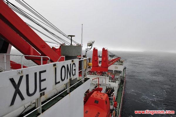 Chinese research vessel and icebreaker Xuelong sails in the open waters in Antarctica, Jan. 7, 2014. Trapped China icebreaker Xuelong made successful escape through heavy sea ice at 18:30 Beijing time on Tuesday. (Xinhua/Zhang Jiansong)