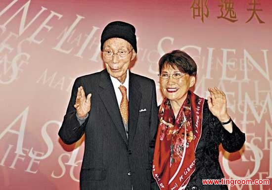 <br>Hong Kong media mogul and philanthropist Sir Run Run Shaw, left, and his wife, Mona Fong, wave as they arrive at the Shaw Prizes presentation ceremony in 2011. <br><br><br>Read more: http://www.nydailynews.com/entertainment/hong-kong-kung-fu-movie-mogul-run-run-shaw-dies-107-article-1.1568212#ixzz2plMZFUT3