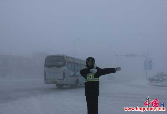 The photo taken on Jan. 3, 2014 shows the snow covered street in Yakeshi City of Hulunbuir, north China's Inner Mongolia Autonomous Region, Jan. 9, 2014. (Source: China.org.cn)