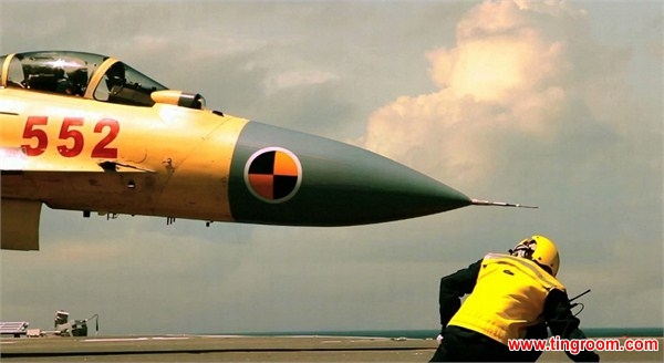 China has for the first time released the official training video of the aircraft on the carrier Liaoning.