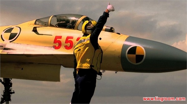 China has for the first time released the official training video of the aircraft on the carrier Liaoning.