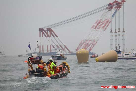 Air bags can be seen near the capsized ferry in Jindo on April 18, 2014. South Korean coast guard and navy divers will seek to enter into the hull of the sunken South Korean passenger ferry for three hours late Friday after failing to make their way into passenger cabins earlier. (Xinhua/Song Cheng Feng) 