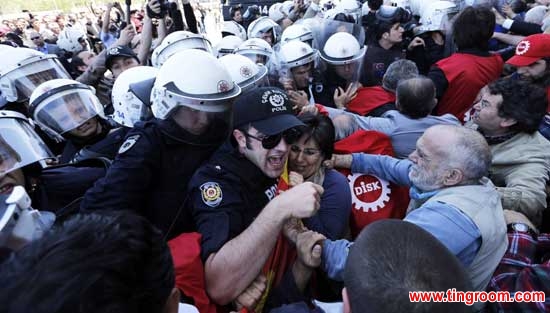 Turkish riot police clash with members of The Confederation of Progressive Trade Unions of Turkey (DISK) during a demonstration against government at Taksim Square in Istanbul, Turkey, 21 April 2014.