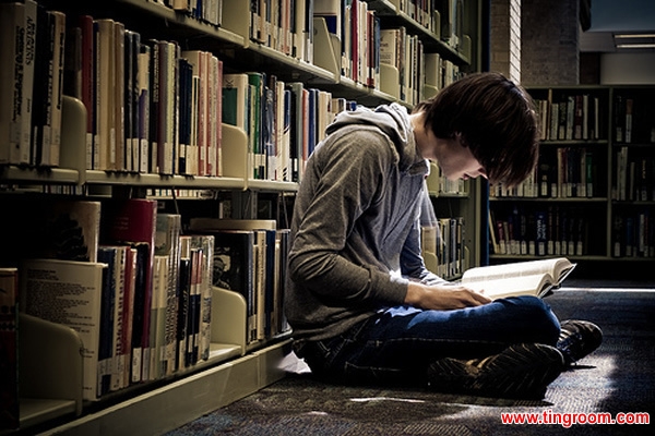 An average Chinese adult reads less than five books a year according to a survey. 