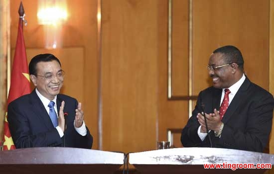 Chinese Premier Li Keqiang (L) and Ethiopian Prime Minister Hailemariam Desalegn meet press after their talks in Addis Ababa, Ethiopia, May 4, 2014. Li started an Africa tour on Sunday with his arrival in Ethiopia, where he will also visit the headquarters of the African Union (AU). (Xinhua/Li Xueren)