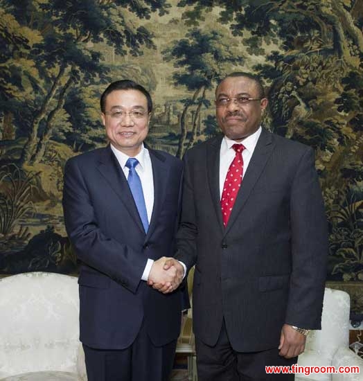 Chinese Premier Li Keqiang (L) shakes hands with Ethiopian Prime Minister Hailemariam Desalegn during their talks in Addis Ababa, Ethiopia, May 4, 2014. Li started an Africa tour on Sunday with his arrival in Ethiopia, where he will also visit the headquarters of the African Union (AU). (Xinhua/Wang Ye)