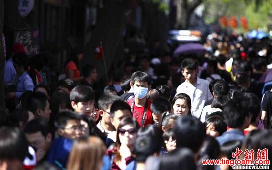 The popular alley, Nan Luo Gu Xiang, saw 150,000 tourists on its peak day, surpassing the peak flow of the Palace Museum.
