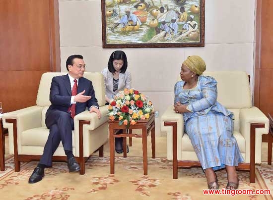 Chinese Premier Li Keqiang (L) meets with Chairperson of African Union Commission Nkosazana Clarice Dlamini Zuma at the headquarters of the African Union (AU) in Addis Ababa, Ethiopia, May 5, 2014. (Xinhua/Li Tao)