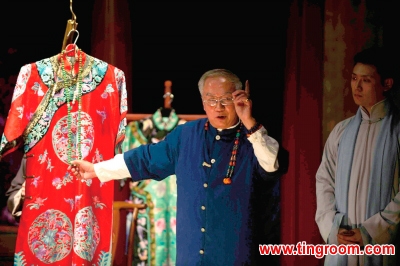 Ma Yuqi shows off the costumes worn in the Peking Opera performance.