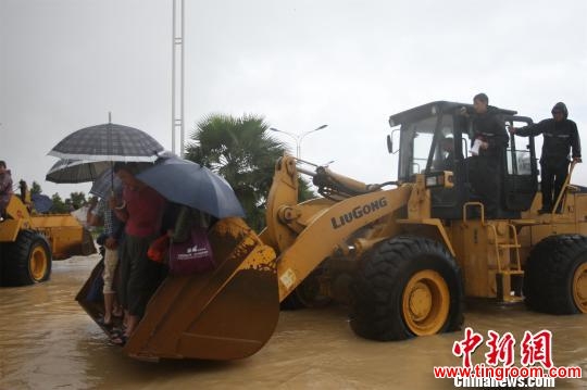 Residents in Guangdong have undergone an array of inconveniences as a powerful rainstorm engulf the province in south China. 