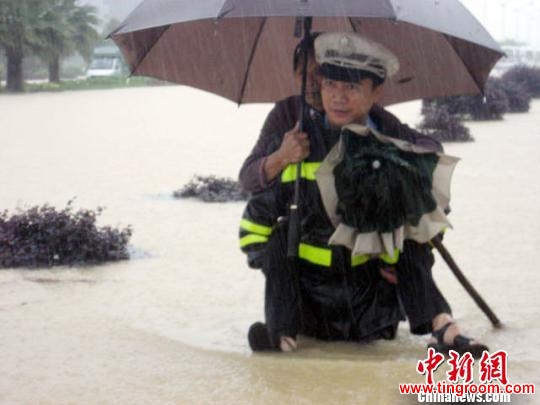 Residents in Guangdong have undergone an array of inconveniences as a powerful rainstorm engulf the province in south China. 