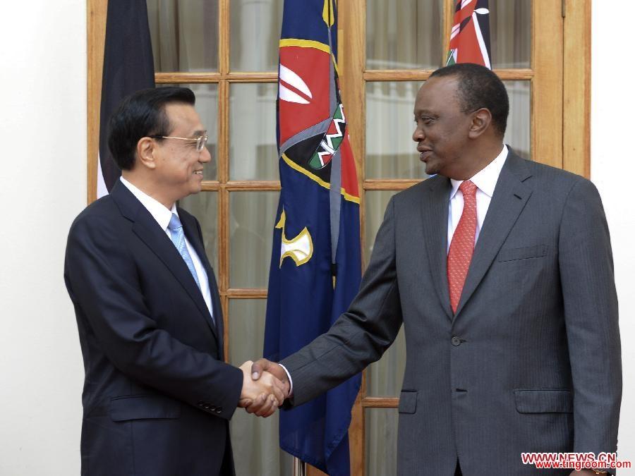 Chinese Premier Li Keqiang (L) holds talks with Kenyan President Uhuru Kenyatta in Nairobi, Kenya, May 10, 2014. (Xinhua/Li Xueren)