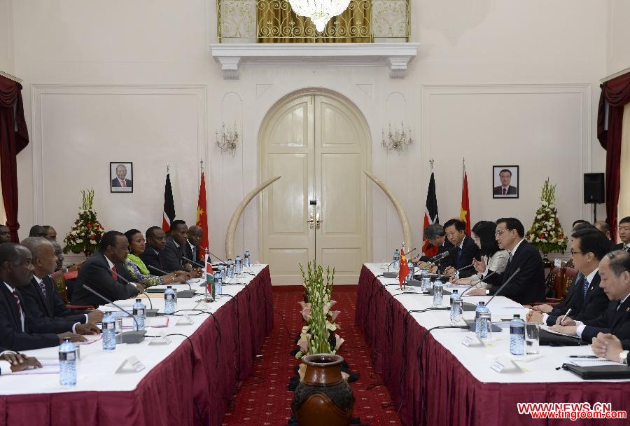Chinese Premier Li Keqiang (L) holds talks with Kenyan President Uhuru Kenyatta in Nairobi, Kenya, May 10, 2014. (Xinhua/Li Xueren)