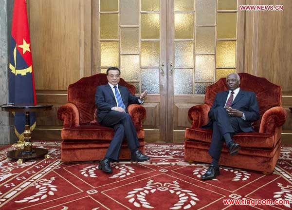 Chinese Premier Li Keqiang (L) holds talks with Angolan President Jose Eduardo dos Santos, in Luanda, Angola, May 9, 2014. (Xinhua/Wang Ye)
