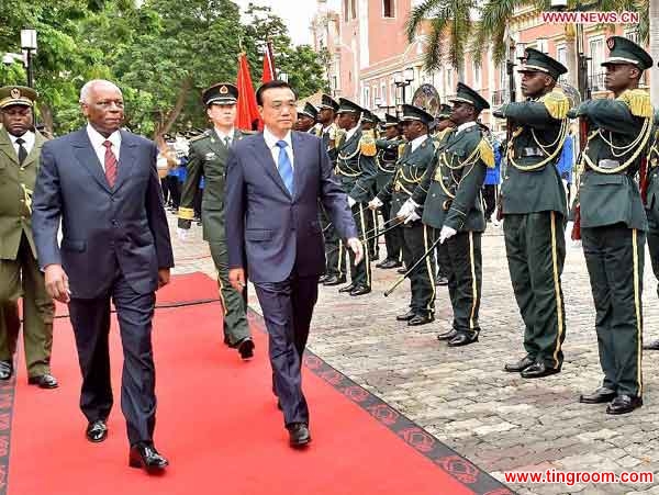 Chinese Premier Li Keqiang(front R) inspects an honor guard during a welcoming ceremony with Angolan President Jose Eduardo dos Santos (front L), in Luanda, Angola, May 9, 2014. (Xinhua/Li Tao)
