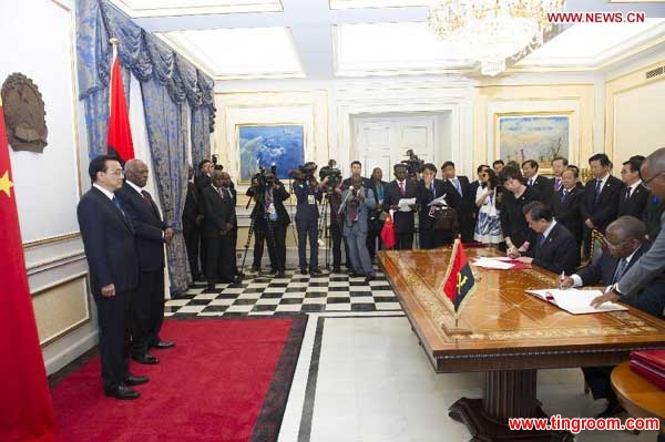 Chinese Premier Li Keqiang (1st L) and Angolan President Jose Eduardo dos Santos (2nd L) attend a signing ceremony of a series of cooperation documents, in Luanda, Angola, May 9, 2014. (Xinhua/Wang Ye)