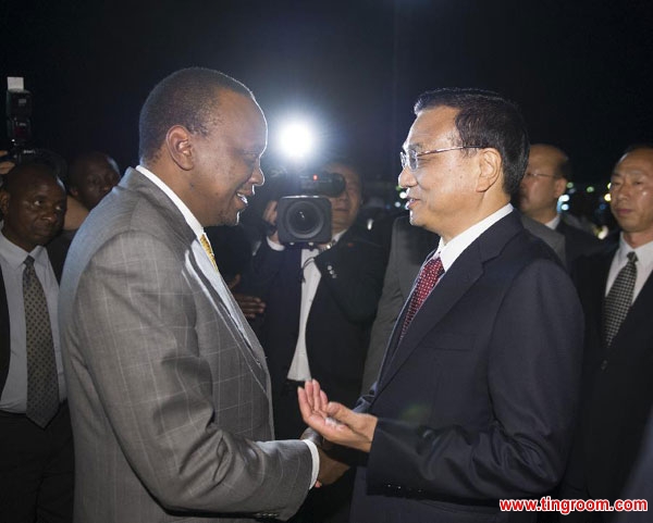 Chinese Premier Li Keqiang (R) and his wife Cheng Hong are welcomed by Kenyan President Uhuru Kenyatta and Deputy President William Ruto at the airport upon their arrival for a state visit in Nairobi, Kenya, May 9, 2014. (Xinhua/Xie Huanchi)