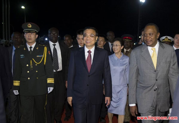 Chinese Premier Li Keqiang (C) and his wife Cheng Hong are welcomed by Kenyan President Uhuru Kenyatta and Deputy President William Ruto at the airport upon their arrival for a state visit in Nairobi, Kenya, May 9, 2014. (Xinhua/Xie Huanchi)