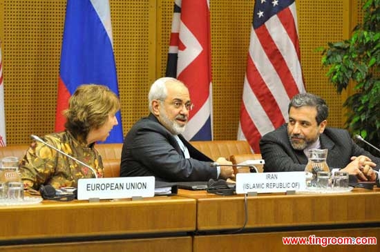 EU foreign policy chief Catherine Ashton (L), Iranian foreign minister Mohammad Javad Zarif (C) and Iranian Deputy Foreign Minister Abbas Araqchi (R) attend a session of the 4th round discussion on Iran