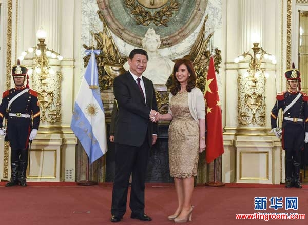 Chinese President Xi Jinping (L) shakes hands with Argentine President Cristina Fernandez de Kirchner during a welcoming ceremony before their talks in Buenos Aires, Argentina, July 18, 2014. Xi and his Argentine counterpart, Cristina Fernandez de Kirchner, agreed here Friday to upgrade <a href=