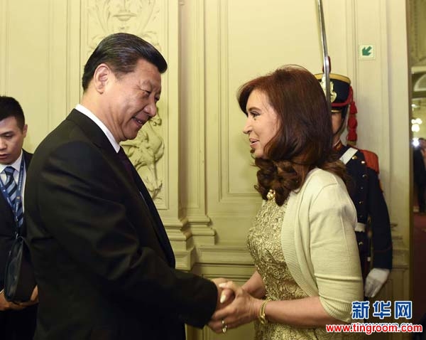 Chinese President Xi Jinping (L) shakes hands with Argentine President Cristina Fernandez de Kirchner during a welcoming ceremony before their talks in Buenos Aires, Argentina, July 18, 2014. Xi and his Argentine counterpart, Cristina Fernandez de Kirchner, agreed here Friday to upgrade <a href=
