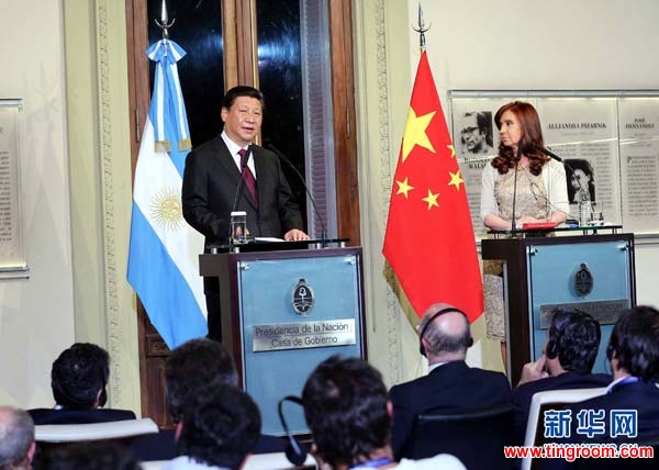 Chinese President Xi Jinping (L) attends a joint press conference with Argentine President Cristina Fernandez de Kirchner after their talks in Buenos Aires, Argentina, July 18, 2014. Xi and his Argentine counterpart, Cristina Fernandez de Kirchner, agreed here Friday to upgrade bilateral ties to a comprehensive strategic partnership. (Xinhua/Liu Weibing)