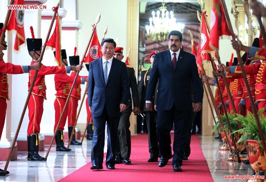 Chinese President Xi Jinping (L) and his Venezuelan counterpart Nicolas Maduro (R) arrive for a meeting in Caracas, Venezuela, July 20, 2014. (Xinhua/Lan Hongguang) 