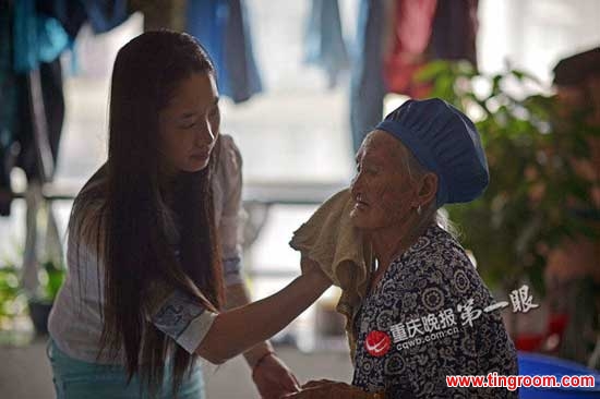 Worried that her grandmother was becoming dispirited while staying home alone, Huang began taking the 88 year-old woman to work with her everyday. Sometimes when the old lady gets tired walking, the girl carries her to the shop.