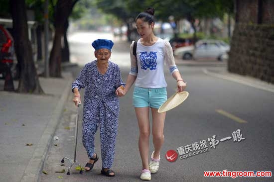 Worried that her grandmother was becoming dispirited while staying home alone, Huang began taking the 88 year-old woman to work with her everyday. Sometimes when the old lady gets tired walking, the girl carries her to the shop.