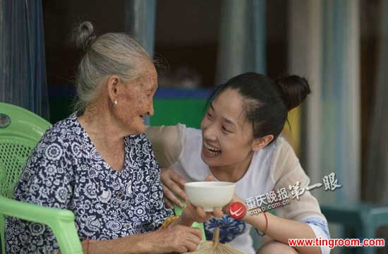Worried that her grandmother was becoming dispirited while staying home alone, Huang began taking the 88 year-old woman to work with her everyday. Sometimes when the old lady gets tired walking, the girl carries her to the shop.