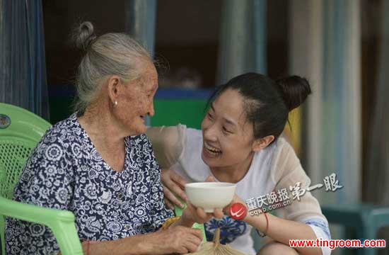 Worried that her grandmother was becoming dispirited while staying home alone, Huang began taking the 88 year-old woman to work with her everyday. Sometimes when the old lady gets tired walking, the girl carries her to the shop. 