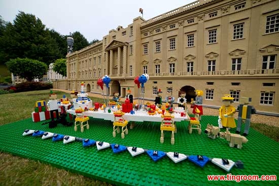 The royal party is set on a classic green Lego board and is childishly simple in its construction.