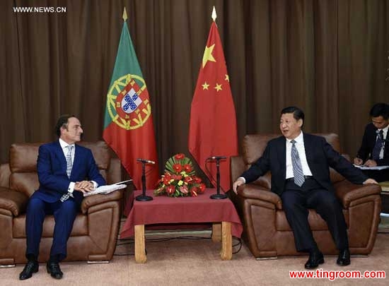 Chinese President Xi Jinping (R) meets with Portuguese President