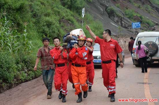 Rescuers transfer an injured person in quake-hit Ludian County, southwest China