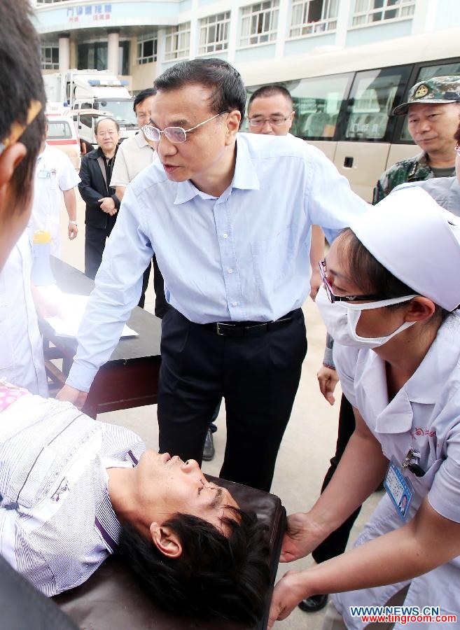 Chinese Premier Li Keqiang, also a member of the Standing Committee of the Communist Party of China (CPC) Central Committee, offers consolation to a patient who was injured in a 6.5-magnitude earthquake during a visit to the People