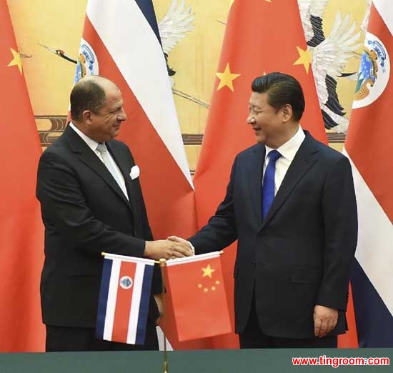 Chinese President Xi Jinping (R) shakes hands with Costa Rica President Luis Guillermo Solis after a signing ceremony in Beijing, capital of China, Jan. 6, 2015. Xi and Solis held talks here on Tuesday. (Xinhua/Zhang Duo) 