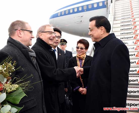 Chinese Premier Li Keqiang (1st R) arrives in Zurich, Switzerland, on Jan. 20, 2015. Li arrived here Tuesday to attend the World Economic Forum (WEF) annual meeting in Davos and pay a working visit to Switzerland. (Xinhua/Rao Aimin) 